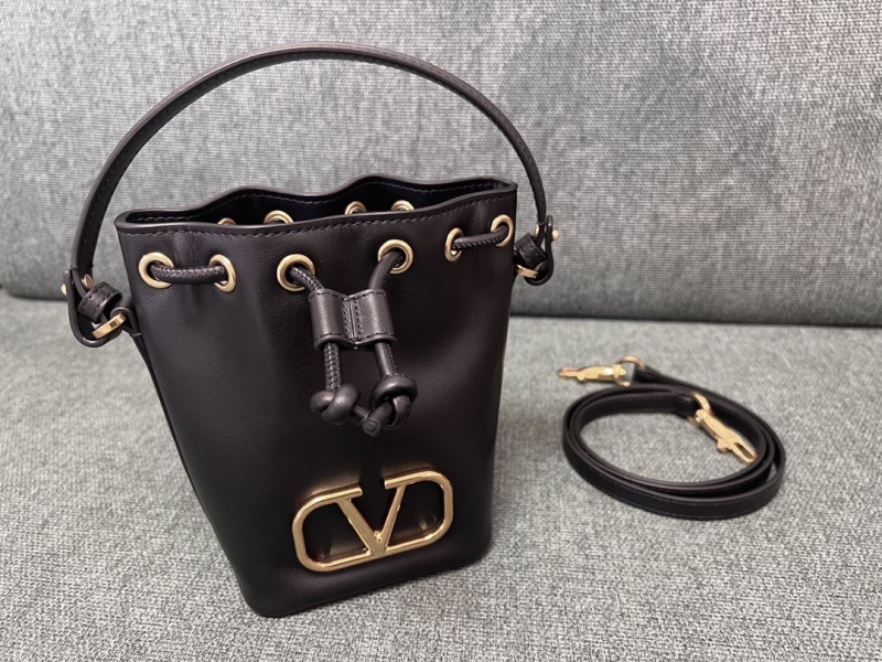 Va1e*ntin0 bucket bag